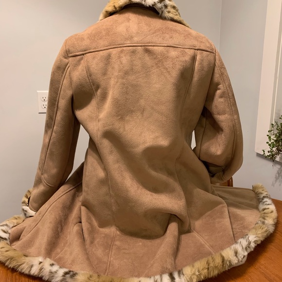 Beautiful faux sheepskin car coat with faux fur trim. Never worn. - Picture 7 of 7